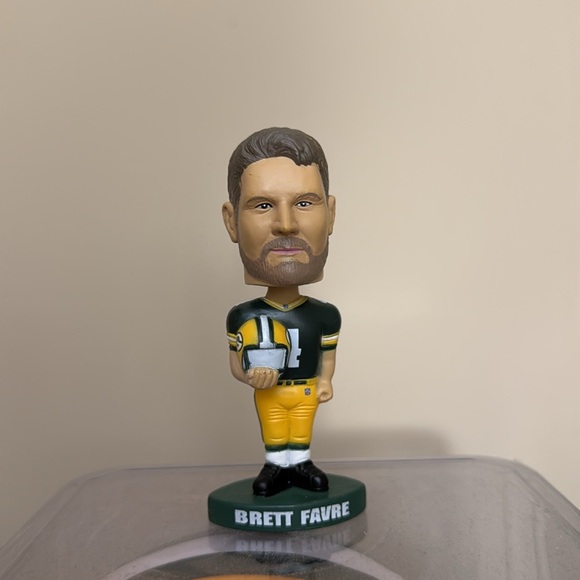 Brett Favre Bobblehead Action Figure - Picture 2 of 9